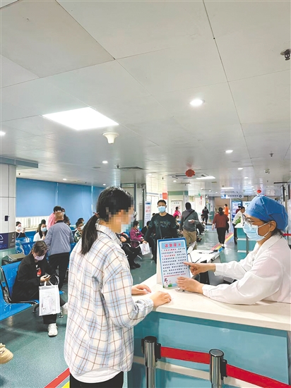 市民正在咨询“候补挂号”。