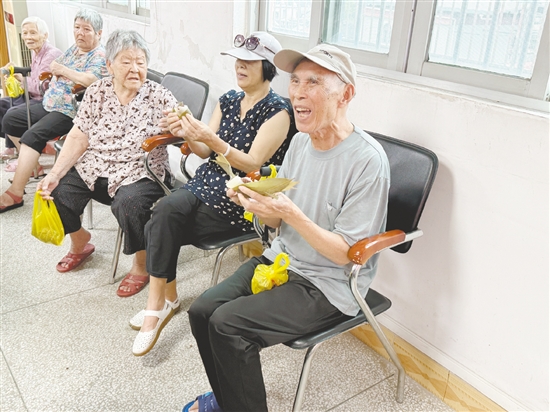 活动为老人们送上端午粽礼,现场暖意融融、笑声不断。 活动为老人们送上端午粽礼,现场暖意融融、笑声不断。