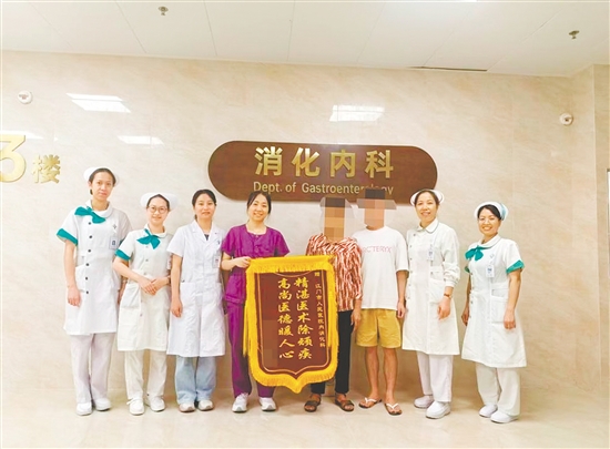 患者与家属送来锦旗致谢。