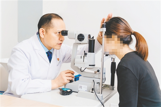 赵春阳多年坚守一线为病人看诊。