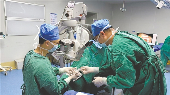 通过省级专家定期驻院带教，蓬江区卫生健康系统帮助江门市第二人民医院打造眼科专病诊疗特色。