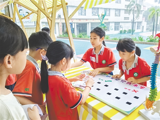 卫生委员当摊主，为其他同学讲解护眼知识。