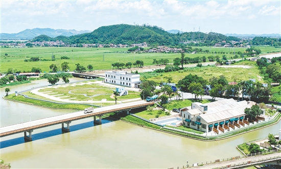 斗山河综合整治工程采用“上游入自然,下游护商埠,对岸添绿意——一段一景,因水而兴”的设计理念进行建设。 斗山河综合整治工程采用“上游入自然,下游护商埠,对岸添绿意——一段一景,因水而兴”的设计理念进行建设。