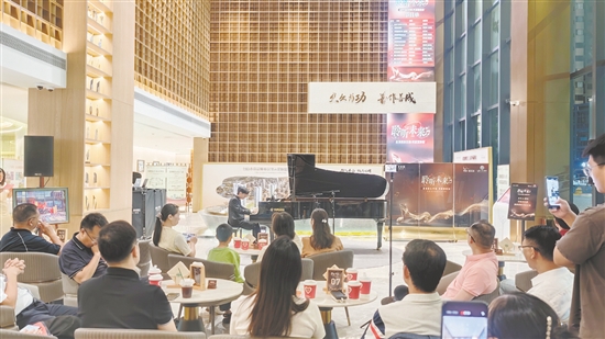 社区居民沉浸式聆听演出，近距离感受高雅古典音乐的独特魅力。