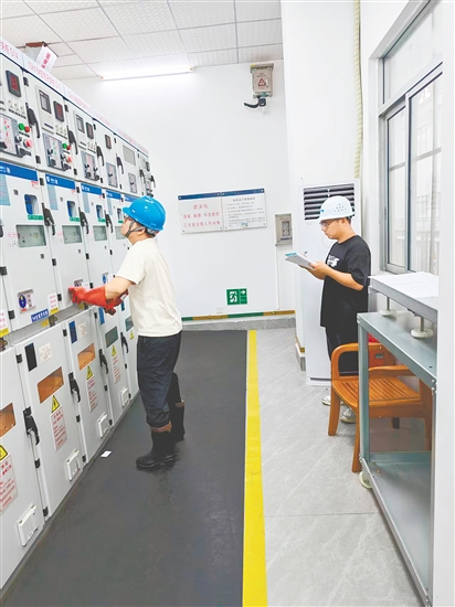 鹤山市沙坪河排涝站工作人员做好开机前的各项准备。