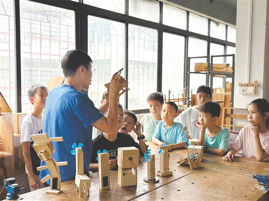 无二学苑的学员以学生与年轻上班族为主。