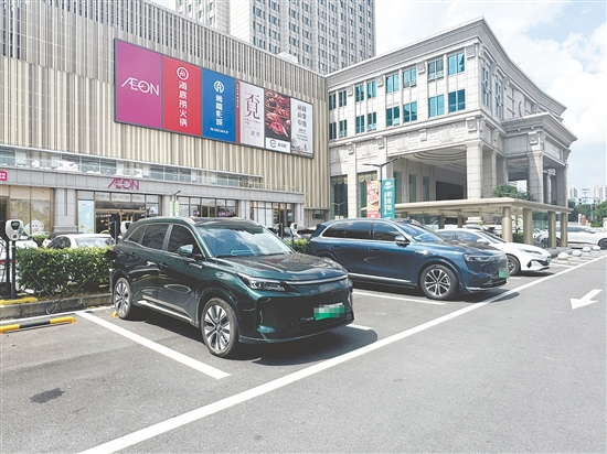 市民何先生在去年初购买了一辆新能源汽车，由于去年有3次违章记录，车辆今年保费上涨了150多元。