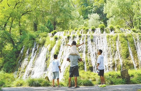 图为7月26日，游客在河北省石家庄市平山县沕沕水景区游玩。新华社发