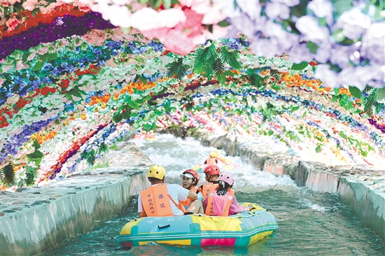 图为7月26日，游客在河北省石家庄市平山县大峡谷漂流景区体验漂流。新华社发