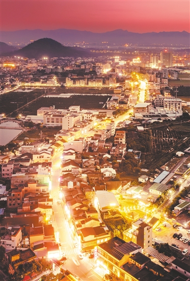 夜幕下的霞路烧鹅街烟火气旺盛。
