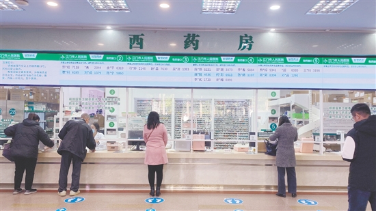 “智慧药房”全面升级,智能辅助系统提升调配准确率。 “智慧药房”全面升级,智能辅助系统提升调配准确率。