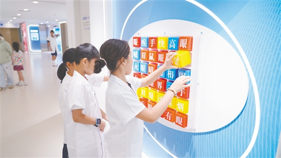 小朋友在科普空间进行研学体验。