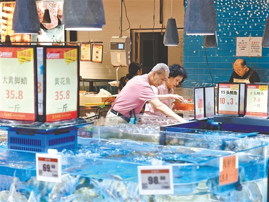 市民在鹏泰超市选购鲜活水产品。