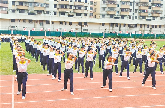 外海中学学生在练习军体拳。