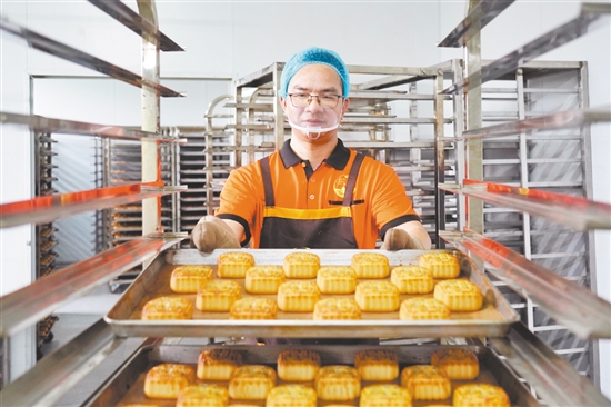 自小浸润在豆沙香气中长大，麦炜根对制作“牛屎饼”这份家族事业有着深厚的情感。