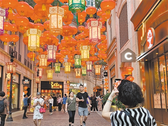 10月3日,游客在香港湾仔利东街拍照。新华社发 10月3日,游客在香港湾仔利东街拍照。新华社发