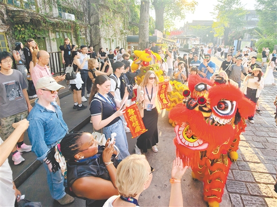 醒狮与海外宾客亲密互动。