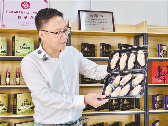 陈洪彬融合古法匠心与现代科技,生产高品质金蚝。 陈洪彬融合古法匠心与现代科技,生产高品质金蚝。