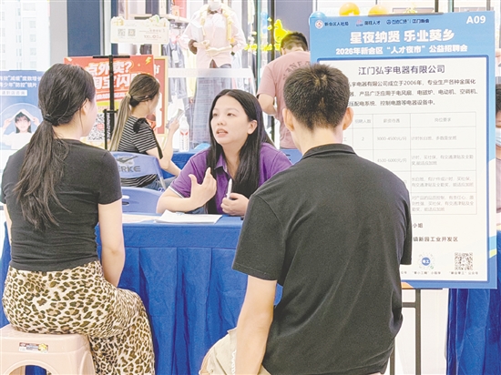 “人才夜市”的企业摊位吸引了不少市民前来咨询。
