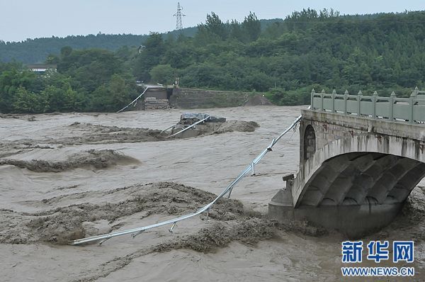 四川洪灾致盘江大桥垮塌 5车坠河6人失踪-中国