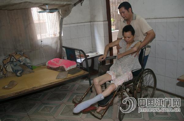 国胜对瘫痪妻子不离不弃