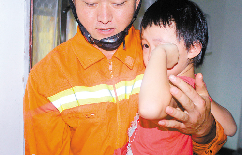 4岁小女孩被反锁家中 消防官兵破门救人-中国