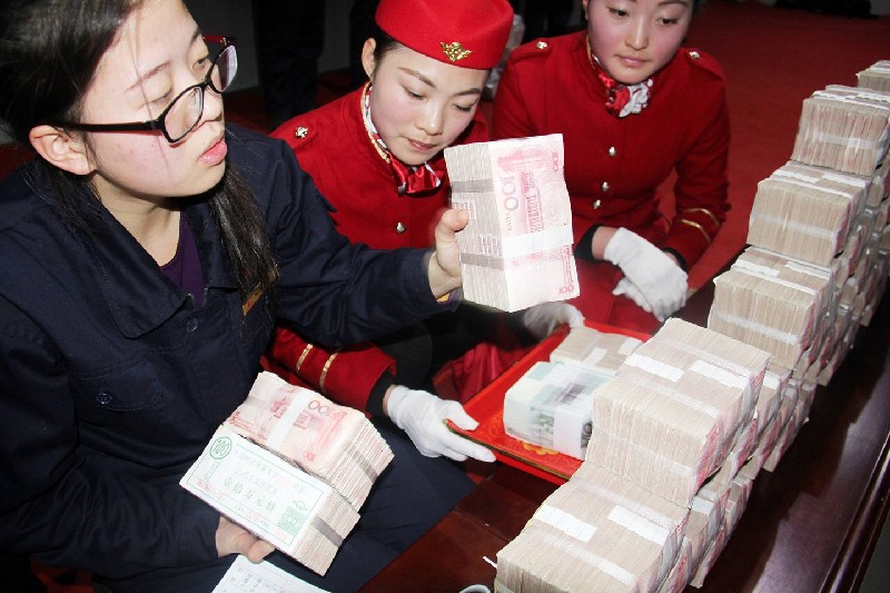 河南一房企年会发千万现金 员工用麻袋扛钱-中