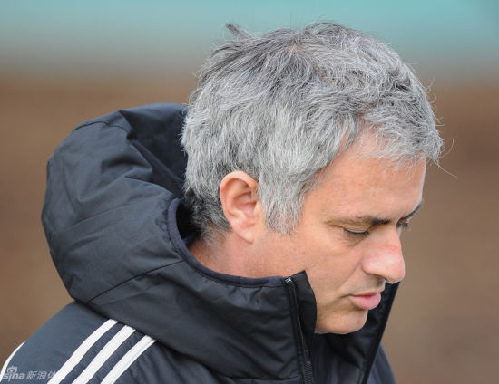 克鲁伊夫炮轰穆帅:责任全推球员 失信切尔西更