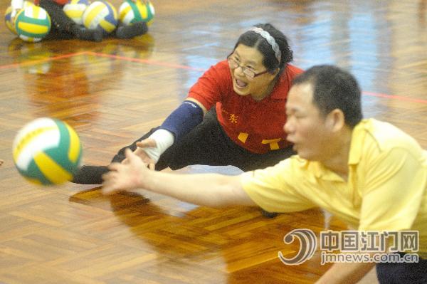 24名下肢残疾人赴沪参加全国坐式排球比赛-中