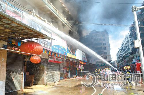 蓬江区综合批发市场昨发生火灾 BR 十几间商铺