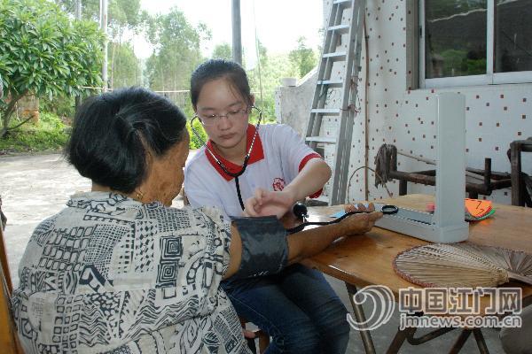 http://www.jmnews.com.cn/a/pic/attachement/jpg/site2/20140722/001fc6756d6a1538702820.jpg /enpproperty--> 开展主题为关爱麻风病人的暑期实践活动 队员与老人聊天,其乐融融。 队员为老人量血压。 江门日报讯 (记者/何传贵) 7月22日上午,医者仁心,关注麻风病人心理健康交流会暨扬州大学医学院医德教育兼职辅导员聘任仪式在开平市玲珑医院举行。据了解,这是扬州大学四名医学生围绕关爱