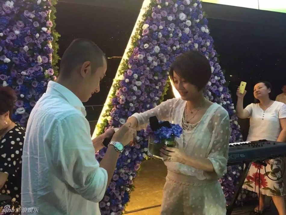 文章为马伊琍庆生!激吻+求婚+送钻戒-中国江门