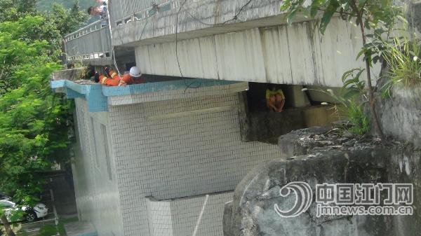 为修手机与母亲闹矛盾 女孩一气之下要跳桥-中