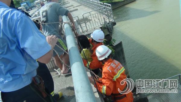 为修手机与母亲闹矛盾 女孩一气之下要跳桥-中