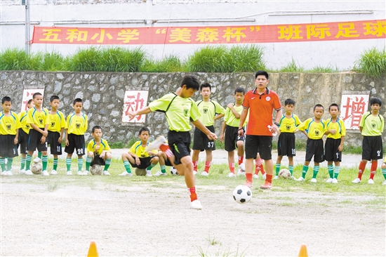 足球名将彭伟国点赞新会区五和小学足球学