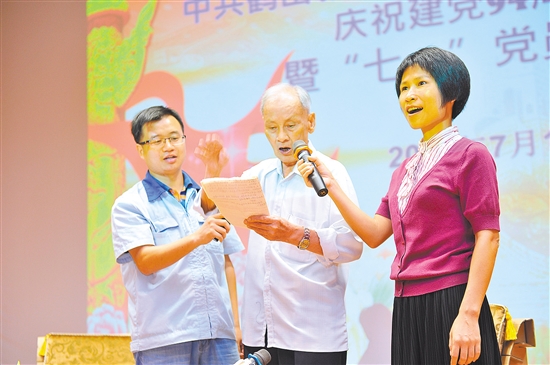 鹤山市雅图仕公司党委邀请有66年党龄的老游击队员为全体党员上党课。课后,在钟老的提议和带头下,全体党员合唱《没有共产党就没有新中国》。 鹤山市雅图仕公司党委邀请有66年党龄的老游击队员为全体党员上党课。课后,在钟老的提议和带头下,全体党员合唱《没有共产党就没有新中国》。