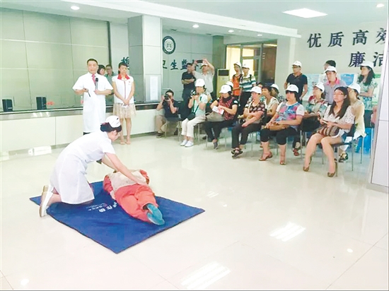 在鹤山红十字会,市民代表学习急救知识。 在鹤山红十字会,市民代表学习急救知识。