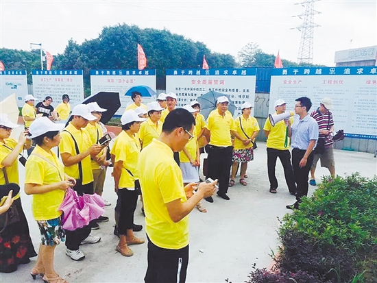市民代表到江门大道北西线(原江门大道鹤山连接线)的建设工地现场参观。 市民代表到江门大道北西线(原江门大道鹤山连接线)的建设工地现场参观。