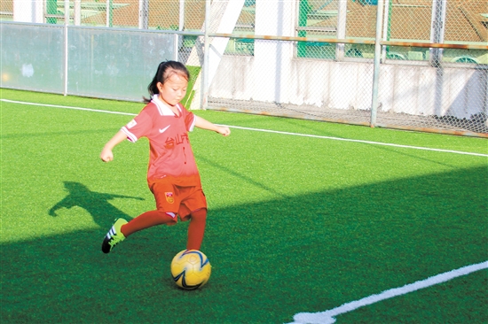 台山首支幼儿足球队成立萌娃开心玩起了足球