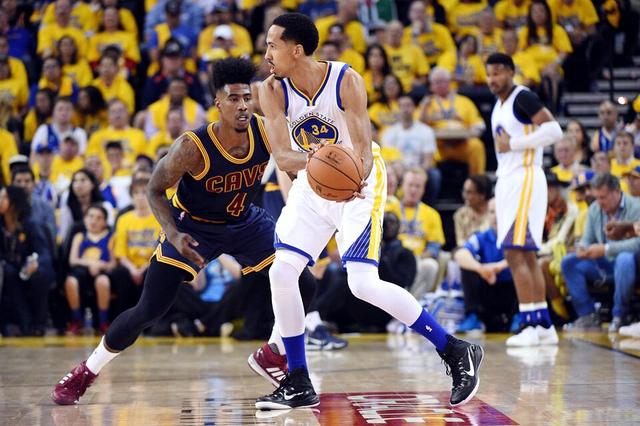 勇士大胜骑士总比分1-0 七人齐上双詹皇里程悲