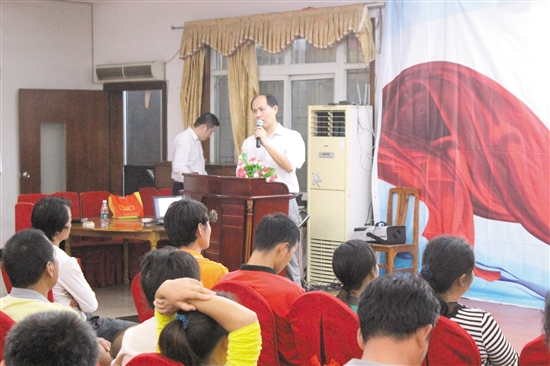 为了提高养殖户的养殖水平，刘阿朋常常深入基层开展养殖培训。