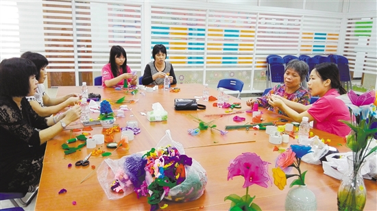 图为社工们正在举行妇女手工艺活动.