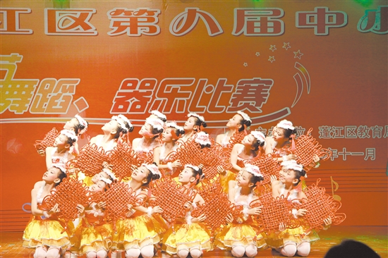 学校舞蹈队参加蓬江区教育局举办的艺术节舞蹈比赛。