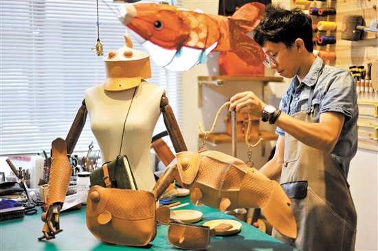 这群年轻人不简单手工制作新会鱼灯皮具-中国
