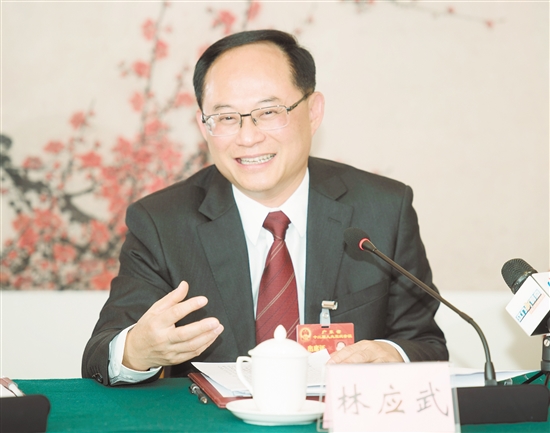 林应武在审议省政府工作报告时发言。