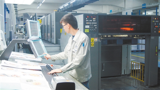 鹤山雅图仕公司的印刷智能制造设备，大大提高了生产效率。