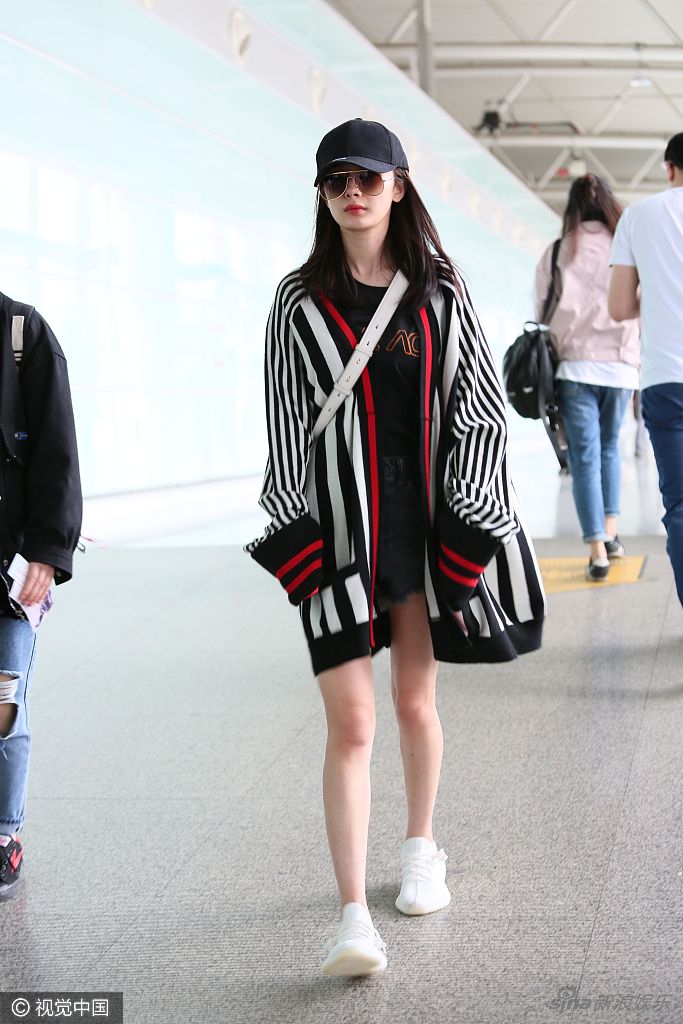 秀腿停不下来!杨幂穿热裤条纹衫 白腿吸睛-中国