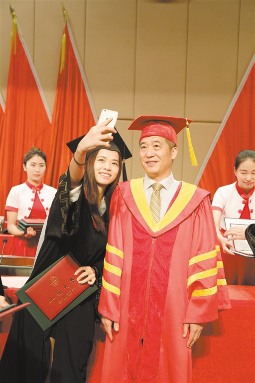 五邑大学毕业典礼校长致辞 刷爆 朋友圈幽默 吐