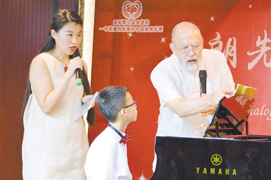 美国钢琴演奏家用钢琴与孩子“对话” 中国财经界 www.qbjrxs.com