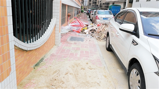 会城嘉怡苑小区附近有座“垃圾山”致使两个停车位不能正常使用，市民希望尽快整改 中国财经界 www.qbjrxs.com